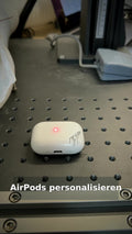 AirPods Case während der individuellen Lasergravur