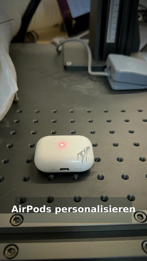 AirPods Case während der individuellen Lasergravur