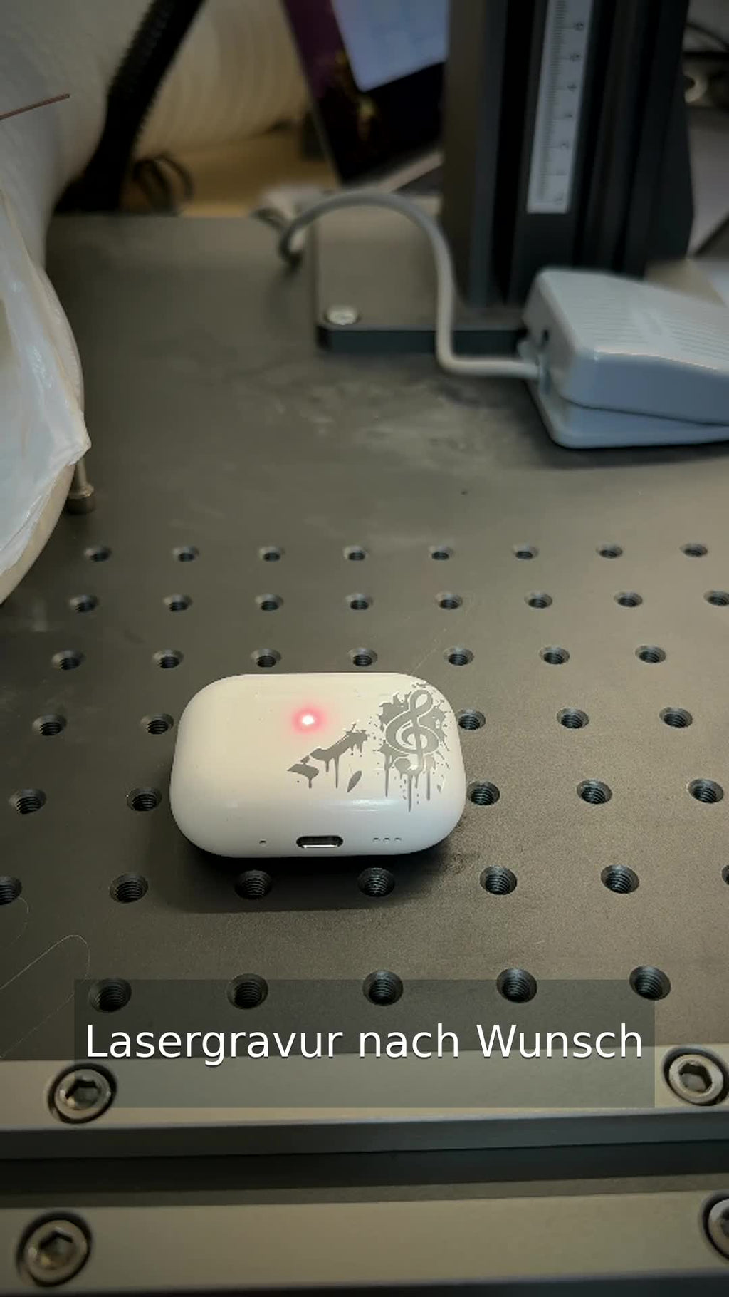 Personalisierte AirPods Case Gravur im Entstehungsprozess