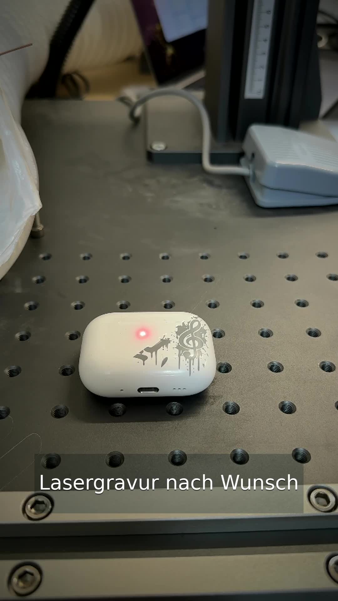 Personalisierte AirPods Case Gravur im Entstehungsprozess