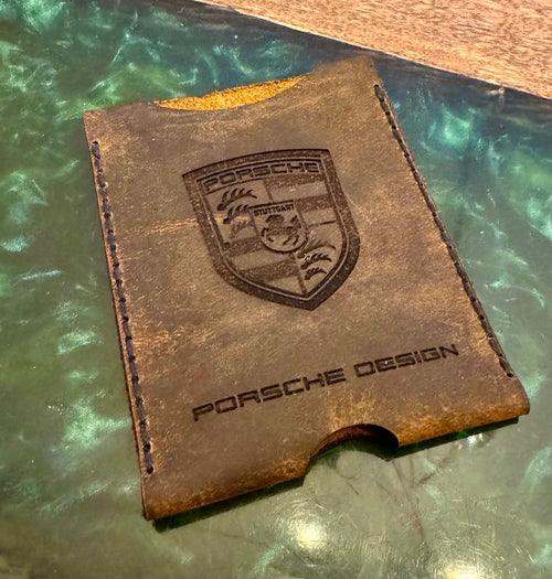 Personalisierte Fahrzeugscheinhülle aus Leder mit Porsche-Motiv als Gravurbeispiel