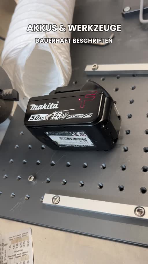 Werkzeugakku während der Personalisierung per Lasergravur